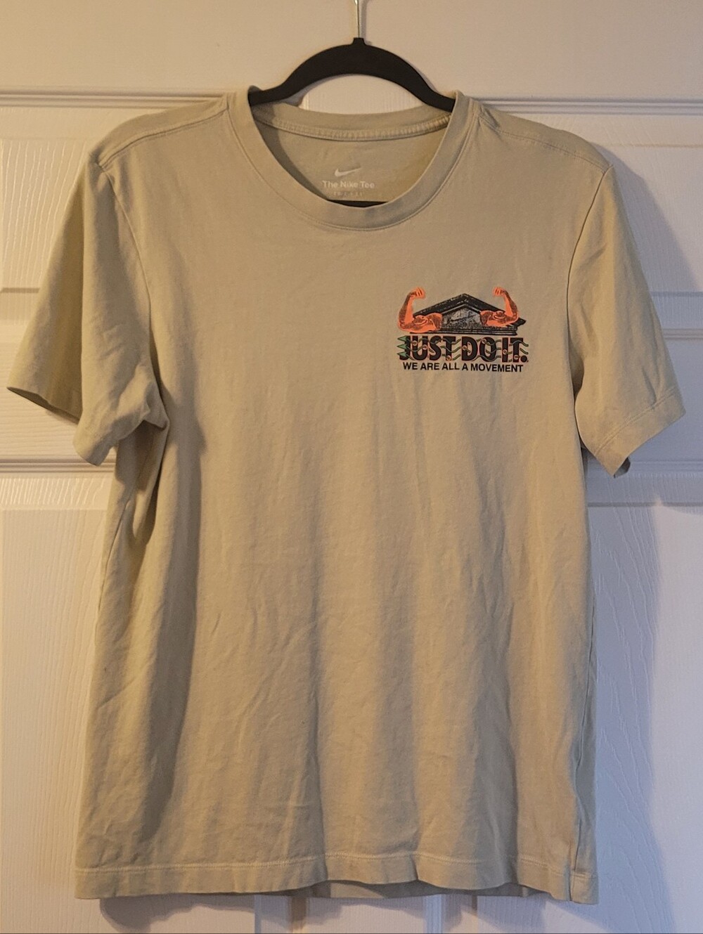 Nike Men’s Beige Short-Sleeve Tee Size Small Multicolor Chest Graphic